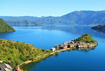 泸沽湖环湖包车一日游:草海+走婚桥+情人滩+里格岛+泸源崖【当地实力车队5-7座多款车型优选、全程独立用车无缝接送，本土车源一手操作、旅程无后顾之忧；】