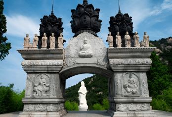 【青岛】崂山缆车及道教文化遗产包车一日游，游览崂山及道教遗址【在崂山感受大自然的宁静力量。探访太清宫的古老殿堂，惊叹于龙潭瀑布的壮丽，并在华严寺静心冥想。 选择您的完美路线——从花岗岩洞穴到九弯河流——乘坐全景缆车俯瞰美景 乘坐私人车辆，享受酒店/港口接送和个性化服务，让您的旅程轻松无忧。】