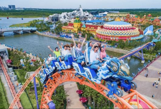 上海亲子游或情侣游：海昌海洋公园+外滩+马戏世界时代杂技表演【一天之内体验陆地和海洋的奇妙之旅 尽情欣赏精彩的动物表演和人体杂技。 游览外滩是上海之旅的**景点。】