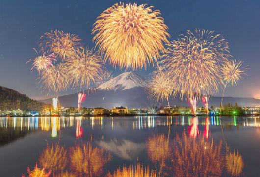 东京富士花火一日游【9人团·富士花火大会丨可酒店接送+中文】【[冬季花火]以白雪皑皑的富士山为背景，欣赏冬日晴朗夜空的花火！】