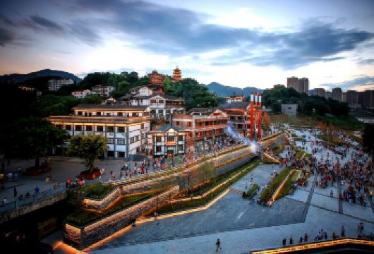 重庆一日游：变脸、喷火表演及重庆地标景点【以一场精彩绝伦的川剧变脸表演为一天画上圆满的句号。 体验非物质文化瑰宝转瞬即逝的精彩瞬间。 乘坐长江标志性索道，翱翔于长江之上，欣赏令人惊叹的“8D城市”全景。】