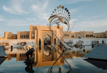 多哈城市之旅：探索现代奇观、文化瑰宝、迷人景色和海湾美景【瓦其夫老市场——探索传统市场、香料、手工艺品和卡塔尔当地文化。 珍珠岛（卡塔尔）——探索这座拥有游艇码头、咖啡馆和**精品店的豪华人工岛 卡塔拉文化村——参观剧院、美术馆、海滩和文化展览。】