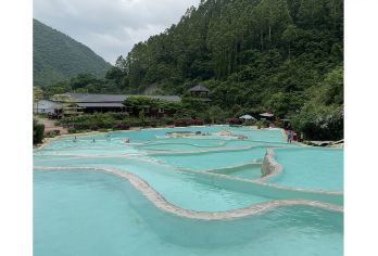 广西防城港十万大山布透温/景点定制/中、英文导游/私人包车@【以蓝色叠瀑温泉池闻名的天然温泉，泉水含锶和偏硅酸，适合养生。景区内还有星空房车、半山别墅等特色住宿】