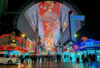 拉斯维加斯市区观光游（含酒店接送）【夜晚是观赏城市灯光的**时机 乘坐配备空调的舒适车辆，并提供瓶装水 首次到访游客熟悉环境的完美方式】