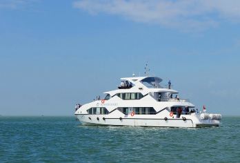 北海豪华游轮出海环岛游+多班次选择+往返市区接送+赠小吃水果【含环岛游门票含市内酒店往返接送，省时省力更舒适，专车服务，让您在旅途中做个“懒庸”的人。】