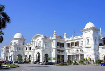 马来西亚槟城出发怡保历史+美食包车接送一日游【怡保是马来西亚霹雳州的首府，以其历史建筑、美味佳肴和独特的文化景点而闻名】