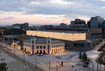 挪威奥斯陆包车一日游：雕塑公园+国家博物馆+峡湾城堡+歌剧院【[艺术人文+峡湾风光]从雕塑《生命之柱》到歌剧院海滨，全景体验北欧自然与建筑美学】