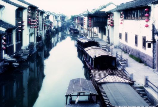 古镇水乡一日游|漫步乌镇，品尝当地街头美食【2 至 6 名游客的专属私人小团体、双语导游（中文/英文）和私人接送服务。 走进江南水乡古镇：感受非物质文化遗产的鲜活传承。 有多个出发城市可供选择，配有私人导游和包车，包括接送服务。】