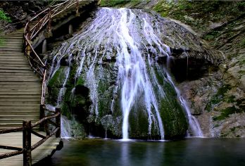 金丝峡景区一日游*打卡峡谷之都*天下奇侠**三环内接送【园内风光秀丽，风格独特，风景如画，被誉为“峡谷奇观，生态王国”，山峰溶洞别有洞天。】
