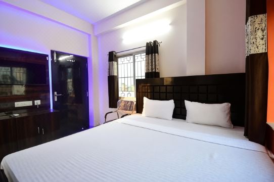 Garden Guest House 250m from Vfs Global & Rene Tower , Acropolis Mall