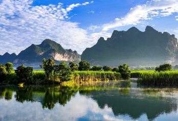 崇左+德天跨国瀑布+峒那屿湾+南宁往返+景点定制+上门接送【上午：南宁出发驾车至德天跨国瀑布，乘观光车、竹排赏景。】