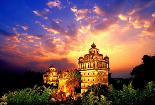 江门开平自力村碉楼群+赤坎·广东华侨国际旅游度假区一日游【[精选景点]领略世界非遗开平自力村碉楼群丨狂飙赤坎古镇侨乡骑楼建筑群丨】