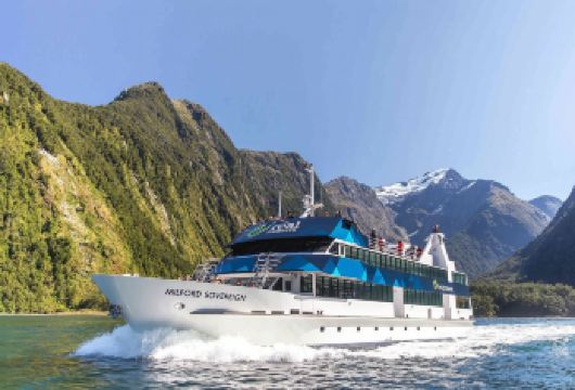 新西兰皇后镇米尔福德峡湾一日游【豪华全景大巴+游船】【定制客车，配有超大窗户、玻璃屋顶和倾斜座椅，以获得好的观看效果】