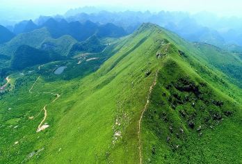 莫六公顶一日游【穿越清远莫六公山 行走山脊线赏峰林】【开阔的视野，大美的风光，绿油油的大草坡伸向远方，颇有武功山和船底顶高山草甸的神韵】