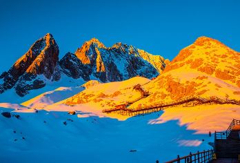 丽江玉龙雪山+蓝月谷一日游【8人团丨官方出票丨不抢票丨大氧】【[安心出行]索道套餐官方出票，无需自行抢票，真正放心出行；除雪山停开等情况，未出票退一赔一！】