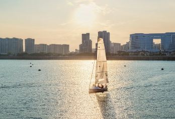 6人拼小团●含餐赠航拍I植物园+厦大入校+帆船出海+南普陀【[全面新升级]6人封顶轻奢小团，赠KFC早餐（鸡肉帕尼尼汉堡），多人出行支持包团】