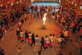 张家界私人日游前往凤凰古城与墨戎鼓镇【沉浸于“活化石”苗寨体验苗族文化，随后欣赏凤凰标志性的江景与闻名遐迩的夜色风光。 专享灵活私人团，酒店接载服务。随心掌控行程节奏，避开拥挤大团队。 探索凤凰的亮点：古老的跳岩、精美的虹桥以及河畔的吊脚楼。】