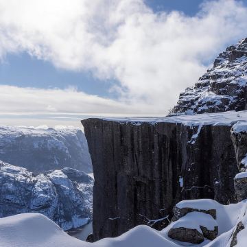 挪威斯塔万格出发：布道台+吕瑟峡湾一日游【冬季远足+8人团】
