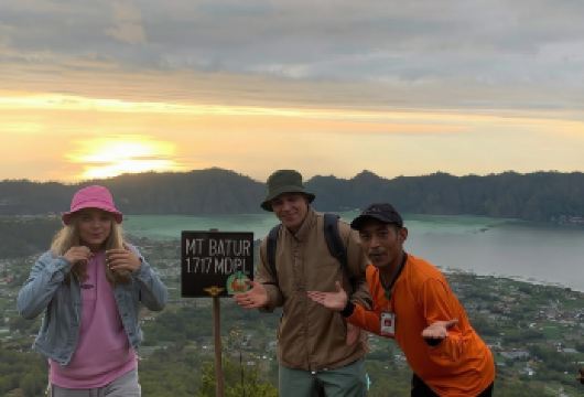 巴厘岛：巴杜尔山日出徒步旅行【清晨徒步攀登神圣的巴杜尔山峰，享用早餐，在山顶观看日出，参观火山口，参观村庄里的咖啡种植园】