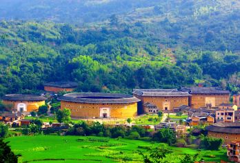 南靖田螺坑土楼群+福建土楼永定景区一日游|8人团+赠永定讲解【[8人小团/私家团可选]出发时间自由，游玩时间自由，1单就单独安排1车不用拼车，想几点出发就几点出发】