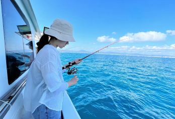 三亚【空调海钓6小时丨提供钓具钓饵丨可现场加工】鸿洲游艇码头【海钓纯玩6小时可现场加工】