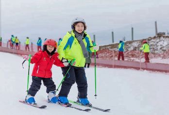宜昌百里荒滑雪一日游【可选拼团/小包团 赠送滑雪装备5件套】【[人气产品]宜昌自家高山雪场，交通便利，车程时间短，滑雪赏雪两不误！】