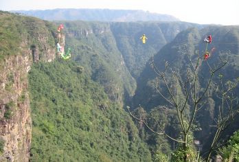 韶关广东大峡谷一日游【上门接送】通天梯、世界过山瑶博物馆【峡谷顶部地貌平缓，壶口瀑布从200多米的悬崖峭壁飞流直下，形成了气势磅礴的山水奇观。】