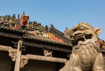 陈家祠+越秀公园+南越王博物院王宫展区+大佛寺夜间活动古典1日活动【岭南建筑艺术明珠--陈家祠，能欣赏到三雕两塑一铜铁铸的工艺品，精美绝伦，建筑古色古韵，岭南建筑天花板】