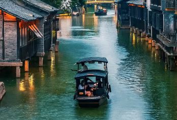 嘉兴乌镇+东栅+南浔古镇一日游【纯玩  赏日景+夜景】【一日游玩2大5A级江南水乡古镇。】