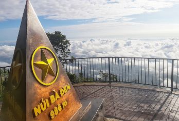 黑处女山 – 高台教寺庙 – 古芝地道 1 日游【黑圣母山（Ba Den）：乘坐现代化的缆车，欣赏越南*高的铜佛像，欣赏全景风光。 高台寺：在越南独特的融合宗教寺庙体验丰富多彩的午间祈祷。 古芝地道：探索 121 公里的地下网络，穿过地道，品尝木薯，学习游击生存技巧。】