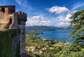 意大利白露里治奥博尔塞纳湖布拉恰诺一日游 中文司机8人小团【探索日本动画大师宫崎骏的动画电影《天空之城》的灵感来源白露里治奥】