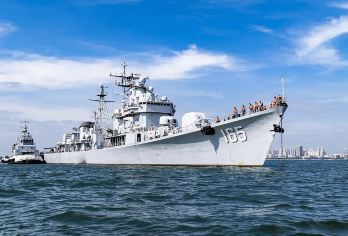 广东湛江军事文化博览园+湖光岩一日游【登军舰&免费上门接送】【登上军舰，0距离接触军舰，圆你军舰梦！】