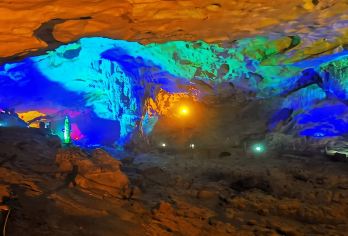 柳州+鹿寨香桥岩溶国家地质公园+中渡古镇/多国语言导游@【鹿寨香桥岩溶国家地质公园以喀斯特地质地貌风光为主，这里环境优美，还有溶洞、地下河、天生桥、天坑等特色】