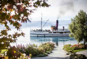新西兰皇后镇│百年历史TSS恩斯罗号蒸汽船至瓦尔特峰体验【乘坐拥有109 年历史的TSS恩斯罗号蒸汽船，90分钟漫游瓦卡蒂普湖（Lake Wakatipu）】