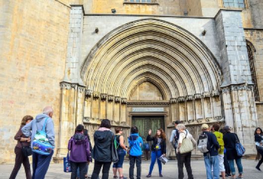 巴塞罗那赫罗纳菲格雷斯一日游 含达利剧院博物馆 权游取景地【探索赫罗纳丰富的历史，参观标志性地标，和古老的城墙】