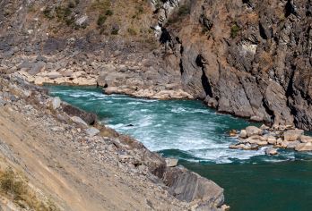 丽江虎跳峡高路徒步一日游【张老师小路+龙洞瀑布+中虎跳峡】【徒步虎跳峡，感受峡谷的惊险刺激】