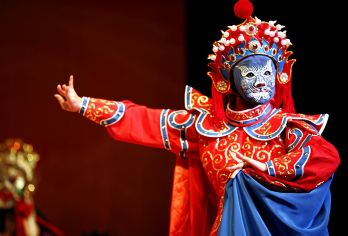 重庆日游：洪崖洞、磁器口古镇（含川剧变脸表演）【观赏川剧大师表演令人叹为观止的变脸艺术。 亲眼目睹世界闻名的李子坝轻轨站，轻轨列车直接从居民楼中穿行而过的奇观。 探索古老的磁器口古镇，这座繁华的迷宫般传统街道充满了当地风味与手工艺品。】