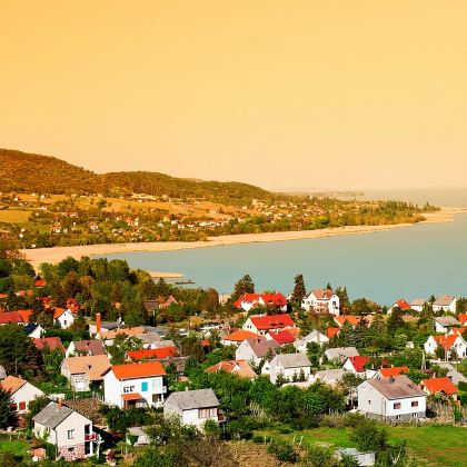 匈牙利布达佩斯往返丨巴拉顿湖-在蓝镜湖畔的治愈一日游