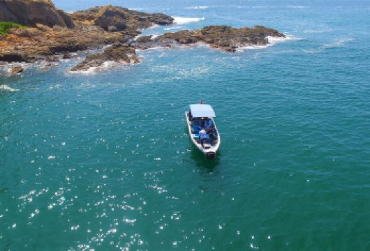 私家小团｜巽寮湾快艇出海海钓+捕鱼+沙滩烧烤烟花半日游【[定制之旅]追踪小众之地——把世界变成你们的游乐场！】