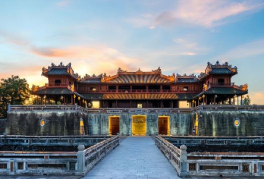 顺化文化遗产包团火车之旅【探索顺化皇城，这座联合国教科文组织世界遗产展现了阮氏王朝的辉煌。 乘坐火车欣赏海云关与陵姑湾的美景。 探访著名的皇家陵墓与古老佛塔，发掘顺化王朝的历史、文化与精神生活。】