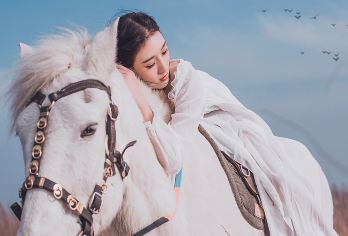 云南丽江拉市海一日游【茶马古道骑马+拉市海湿地公园划船可选】【[随订随出发]6人封顶，轻松纯玩！经典小团商务车往返接送，本地老师傅，24小时客服服务。】