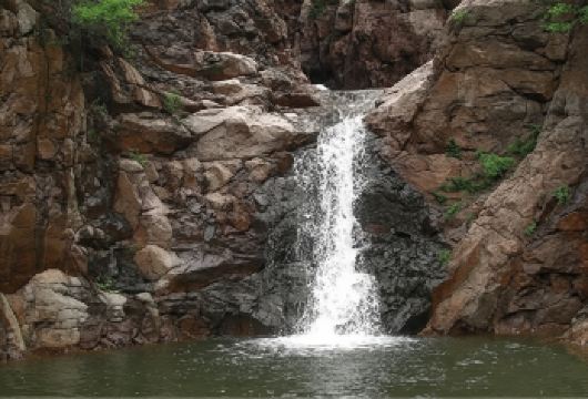 大熊山仙人谷一日游【含门票+赠送玻璃桥＋童话森林+悬崖秋千】【十里溪谷属于典型的红岩嶂谷群地质地貌峡谷，溪谷内七大高峡平湖碧波荡漾】