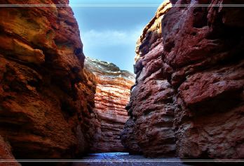 平山湖大峡谷+张掖七彩丹霞旅游景区一日游【小车看日落】【[不错的1-3人宽松团]至多3人一车，车内更宽敞，旅途更自由，人少团小，市区上门接送，张掖西附近接送】