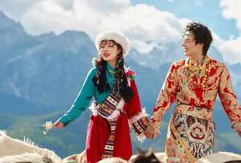 丽江玉龙雪山有风牧场1日游【骑马45分钟+户外旅拍+妆造】【主要内容：雪山有风骑马场45分钟骑马+户外旅拍+包含一套民族服装+妆造】