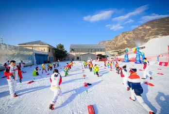 北京万科石京龙滑雪场一日游万科品质-高端大气-打卡滑雪圣地【热门户外运动，帮你实现自由穿行雪地，结识爱好相同的朋友，挑战突破难关收获不一样的自己 、准备开滑吧】