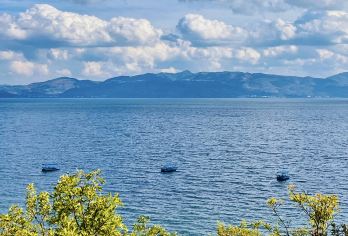 昆明出发：抚仙湖一日游【打卡粉红沙滩+乘船游湖】【地方特色美食：铜锅鱼+洋芋焖饭】