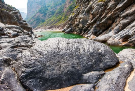 郑国渠旅游风景区+袁家村一日游【西安出发】【泾阳郑国渠旅游风景区里的瀑布出现了结冰现象形成了一个壮观的天然冰瀑，】