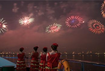 岳麓山+爱晚亭+湖南博物院+岳麓书院+橘子洲+火宫殿一日游【安排百年老店-坡子街[火宫殿总店]，品尝湖湘特色小吃，饕餮美食让您流连忘返】