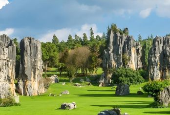 云南昆明：石林+九乡游船 一日游【穿越石林，探秘地下仙境】#【《峡谷轻舟探秘》乘坐荫翠峡游船，穿梭碧水之间，两岸峭壁如屏，藤蔓垂挂，沉浸式感受 “滇中第一幽峡”】