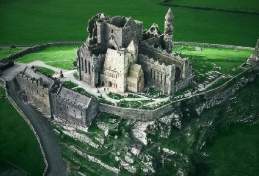 爱尔兰暗黑古堡科克布拉尼城堡+卡瑟尔岩包车一日游【中文司机】【[10小时超长行程+中文专车+行程可调]】